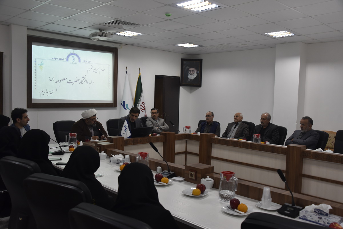 گروهی از خیرین استان قم ضمن بازدید از دانشگاه، با رئیس و مسوولین دانشگاه گفتگو کردند.